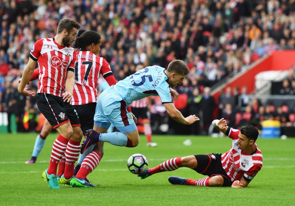 SOUTHAMPTON, ENGLAND - OCTOBER 16: Johann Guomundsson of Burnley is challenged in the penalty area by Sam McQueen (L), Virgil van Dijk (2L) and Jose Fonte of Southampton (R) during the Premier League match between Southampton and Burnley at St Mary's Stadium on October 16, 2016 in Southampton, England. (Photo by Mike Hewitt/Getty Images)