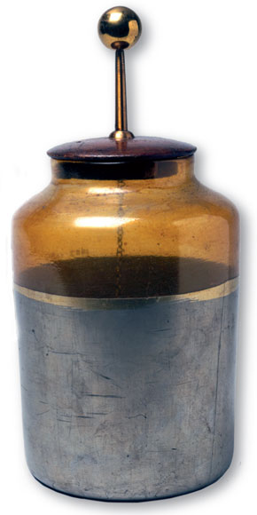  A Leyden Jar used in the 1740s: a glass jar, foil-coated inside and out, and normally water-filled. By connecting a static electricity generator to the metal knob, a large amount of electrical energy can be stored.