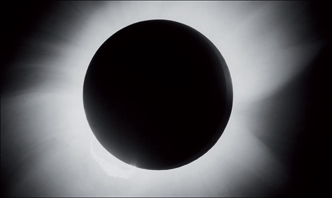  Photograph of the 1919 solar eclipse, taken at Sobral in Brazil. Astronomers here and on another expedition off the west coast of Africa found dramatic confirmation of Einstein’s General Theory of Relativity.