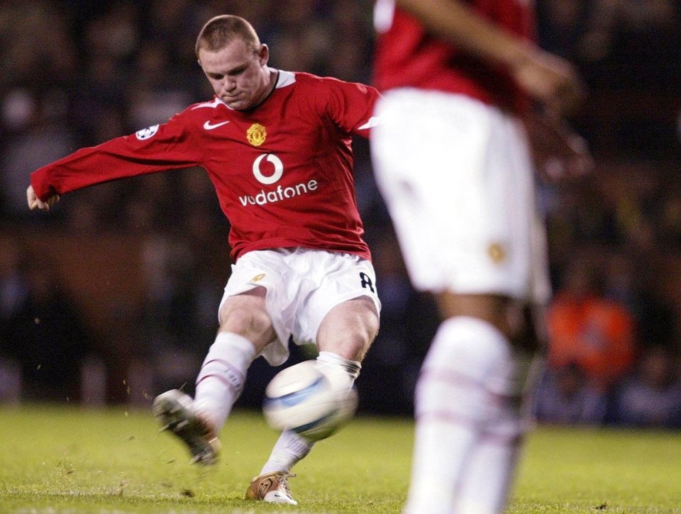  Rooney curls home to seal his hat-trick against Fenerbahce