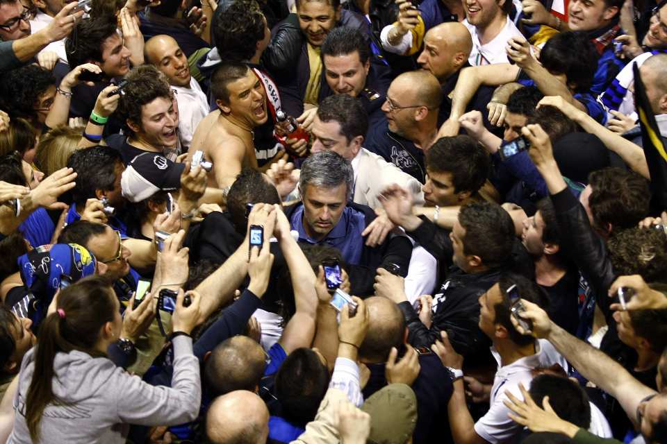  Jose Mourinho is mobbed at Milan airport after reaching 2010 Champs Lge final