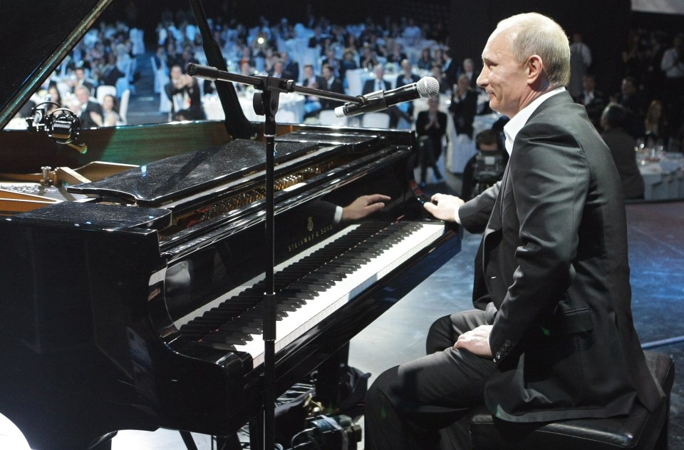  Putin plays piano for a crowd in Saint Petersburg in 2010