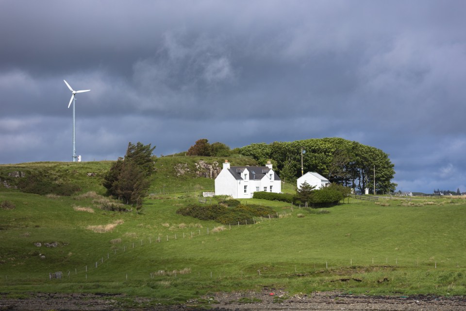  Heavy rain and strong winds battered parts of western Britain this morning