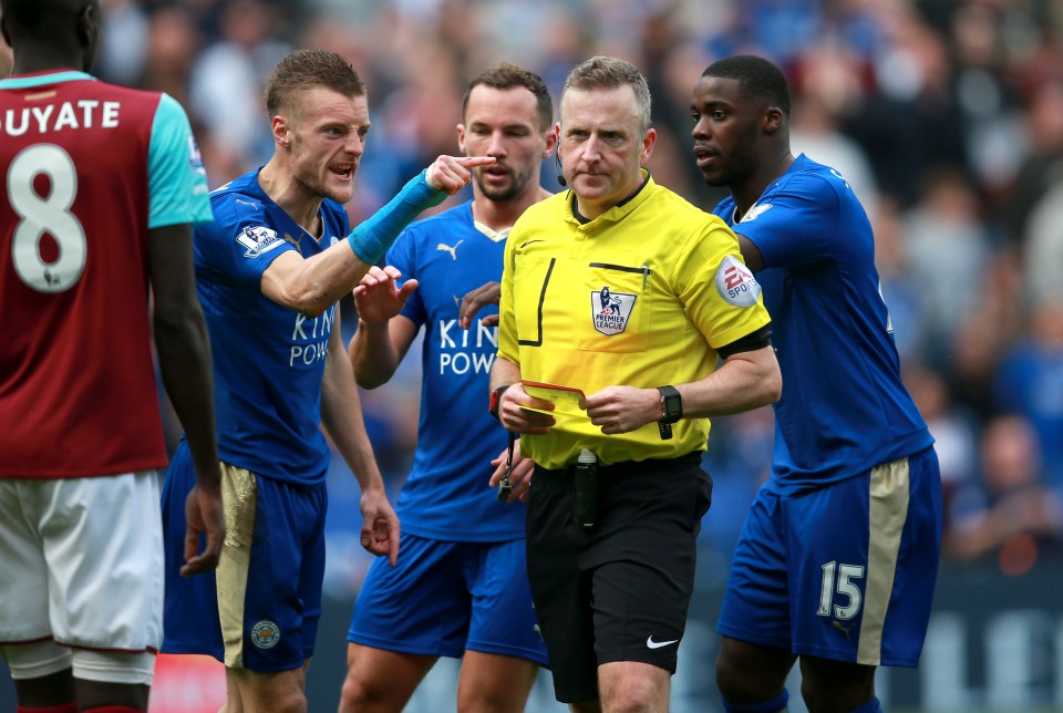  Jamie Vardy unleashes a few choice words in the refs direction