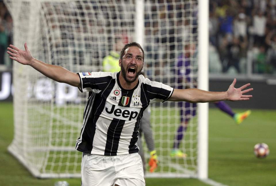  Gonzalo Higuain broke Serie A goal scoring records before £75m Juventus move