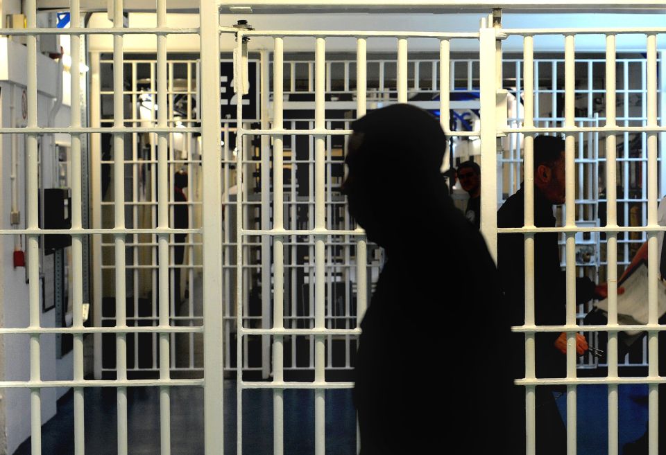  New technology will be installed in UK prisons to block the signal of unverified phones