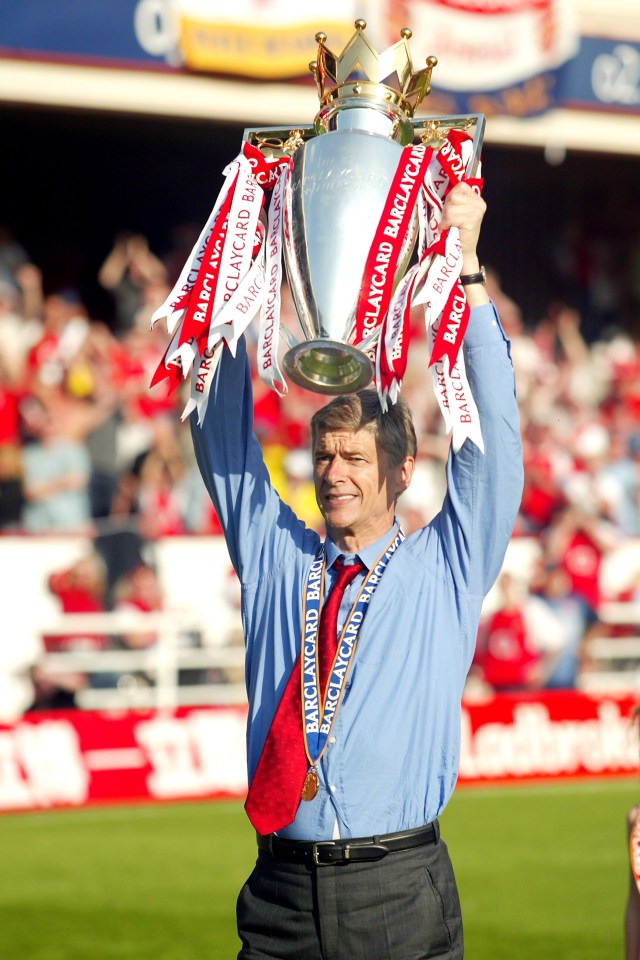  Arsene Wenger lifts the Premier League title in 2004