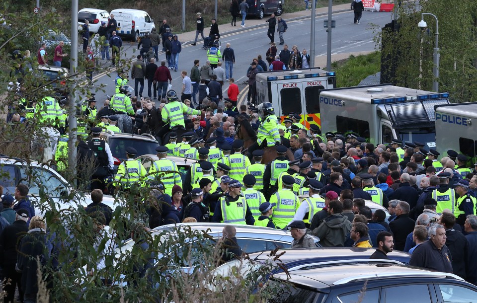  West Ham fans reportedly attacking Middlesbrough supporters outside the stadium