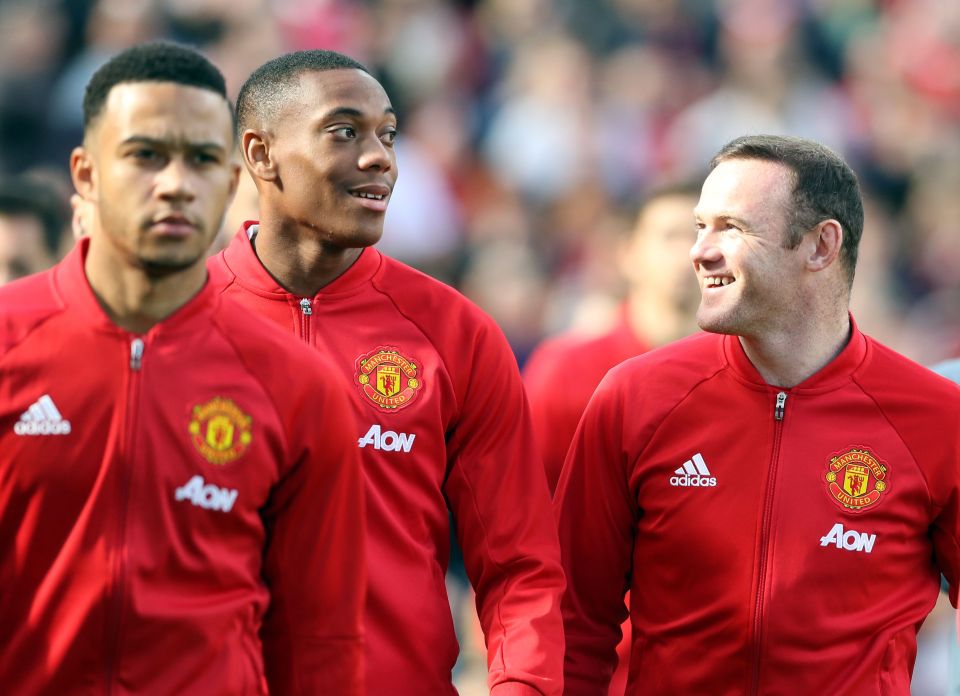  Memphis Depay, Anthony Martial and Wayne Rooney share a joke as they start on the Manchester United bench