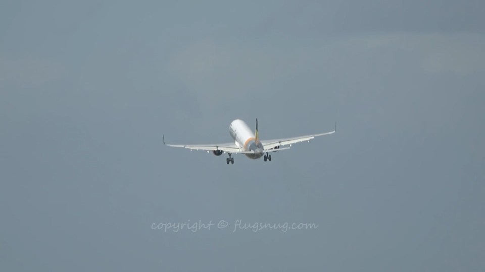  Take two ... pilot desperately pulls the plane back to give the landing another go