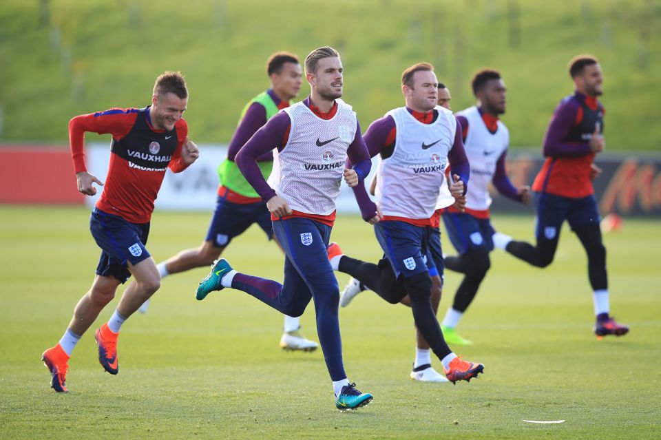  Jordan Henderson and Wayne Rooney perform some sprints