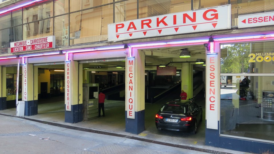  The thieves left the building through the Palacio Garages de Paris parking lot, where there is a large smoking area