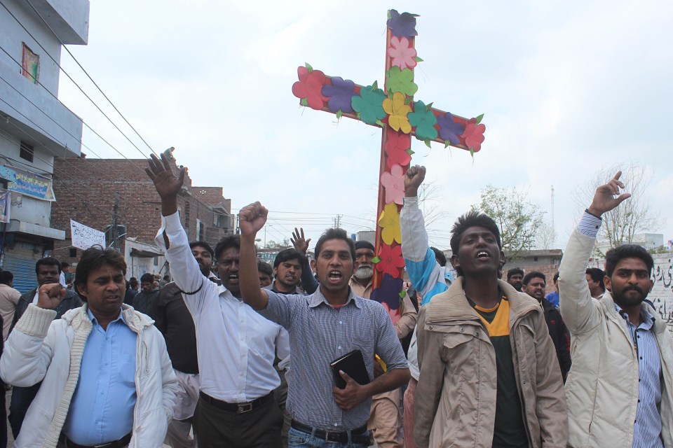 Pakistani Christians protest against attacks on members of their religion in Lahore on March 2015