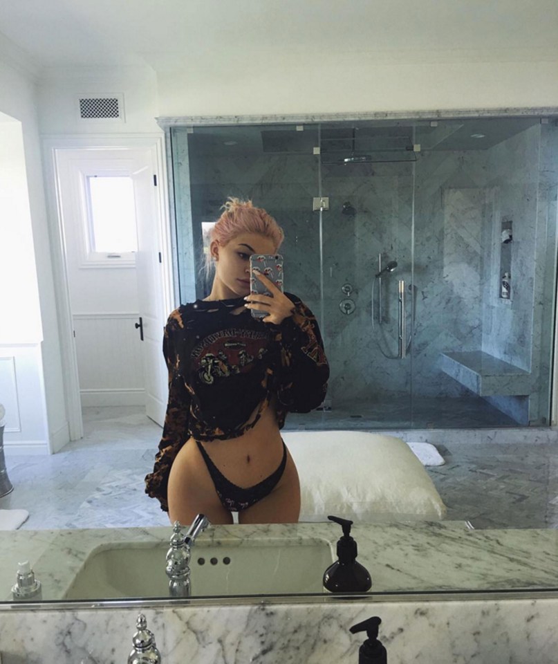  kylie took a sexy selfie in her bathroom