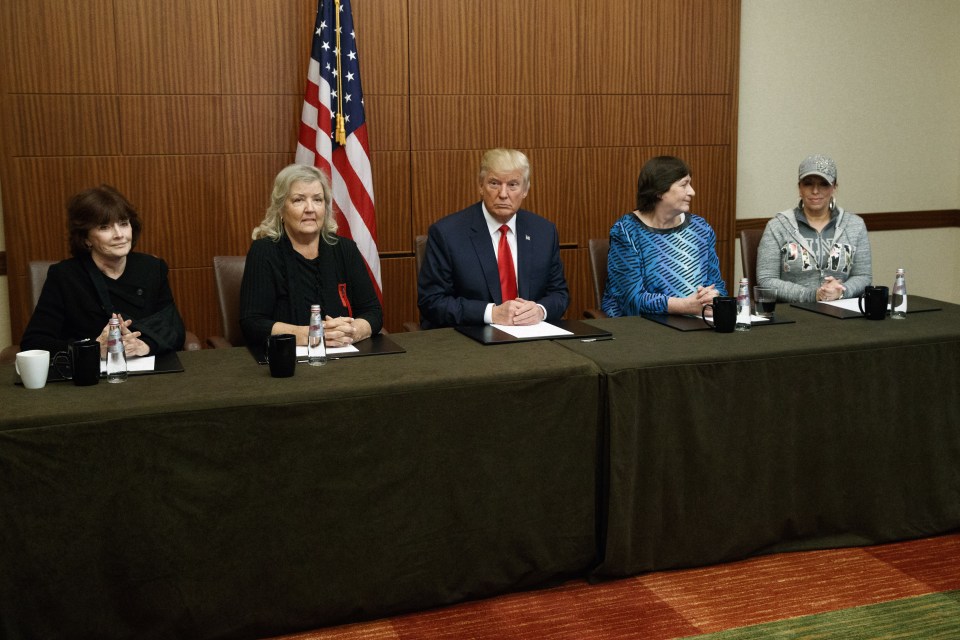  Republican presidential candidate Donald Trump, center, sits with, from right, Paula Jones, Kathy Shelton, Juanita Broaddrick, and Kathleen Willey, before the second presidential debate