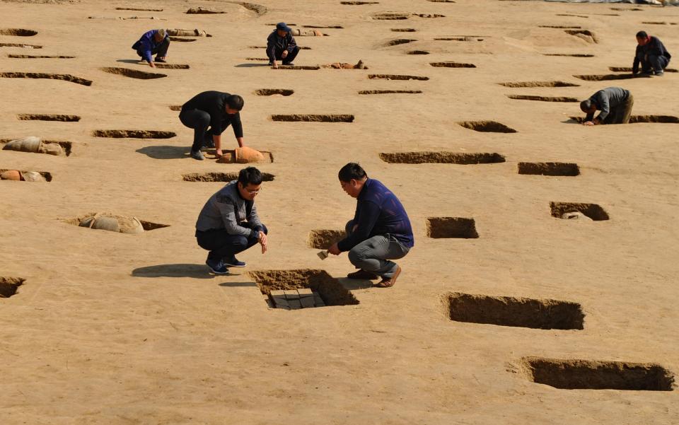  The tombs are located in Huanghua, Hebei province, which was thought to be the site of ancient city Fudi