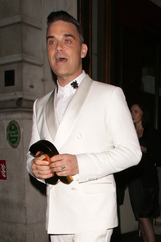  Robbie Williams looked smart in white-on-white