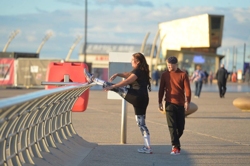  Lisa could be seen stretching out with her boyfriend Robin looked on