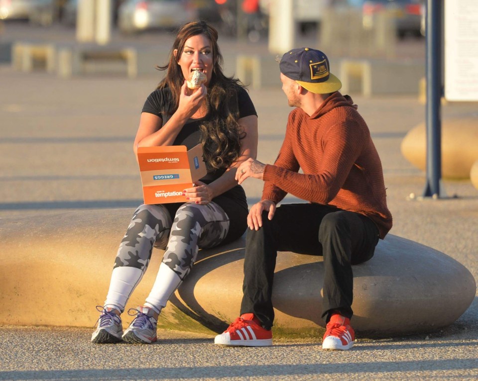  Lisa decided to take a break to enjoy a cream bun