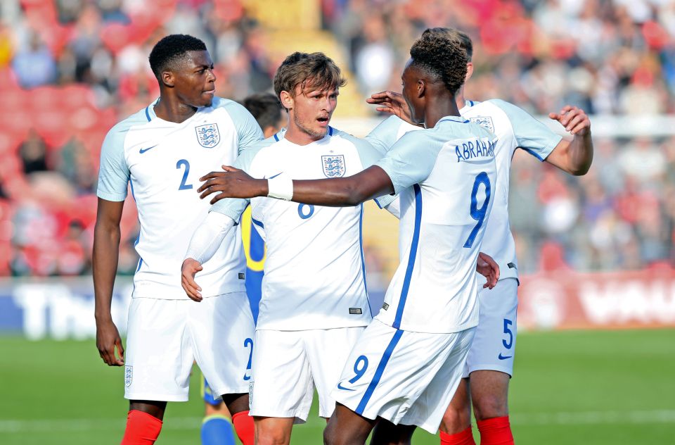  John Swift celebrates with Tammy Abraham and his team mates