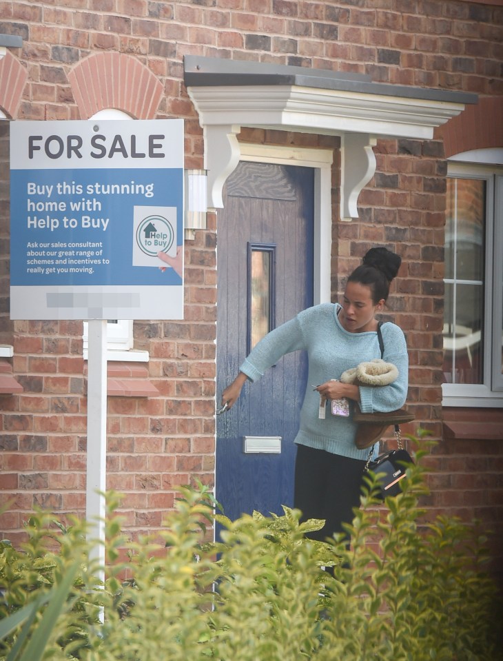  Steph kept her baby bump covered in a baggy jumper as she left her house yesterday