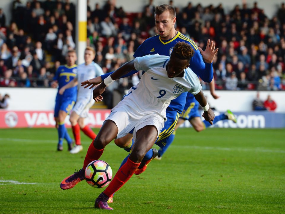  Tammy Abraham wriggles away from Sinisa Sanicanin of Bosnia