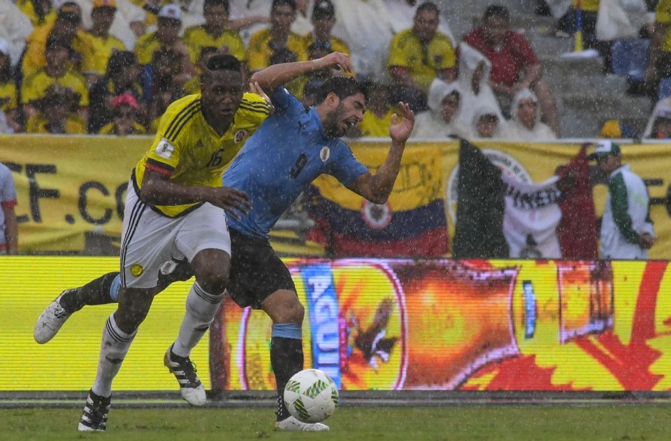  Yerry Mina shows his power by bulldozing Luis Suarez out of the way