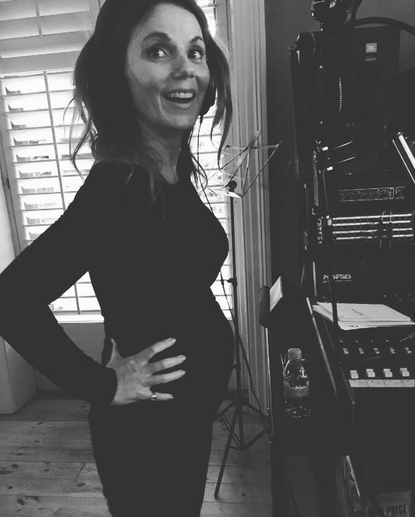  Geri looks glowing as she shows off her baby bump