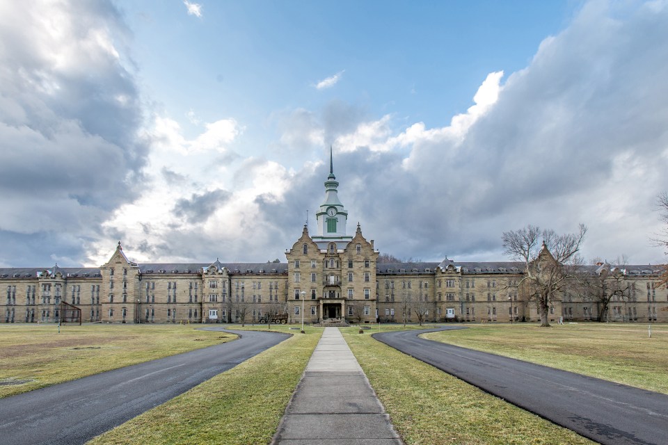  A series of haunting photos reveal the crumbling remains of America’s abandoned asylums