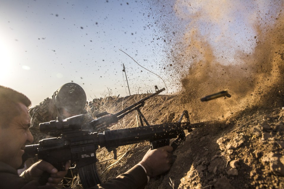  Kurdish Peshmerga troops take cover from incoming ISIS gunfire