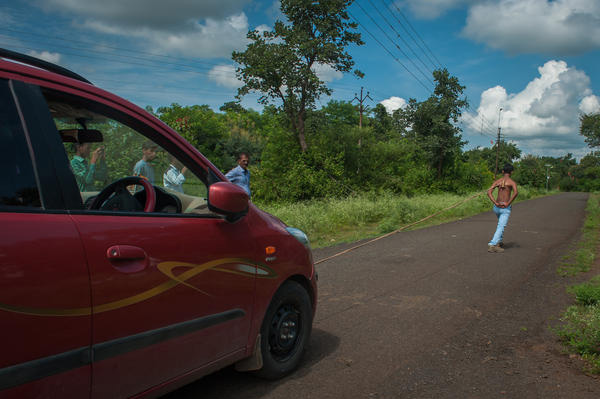  Abhishek Choubey pulled the two cars with a rope tied to a wooden block that he held in place between his scapula