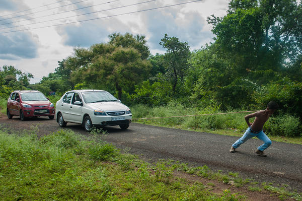  An 18-year old has pulled two cars with his shoulder blades in central India