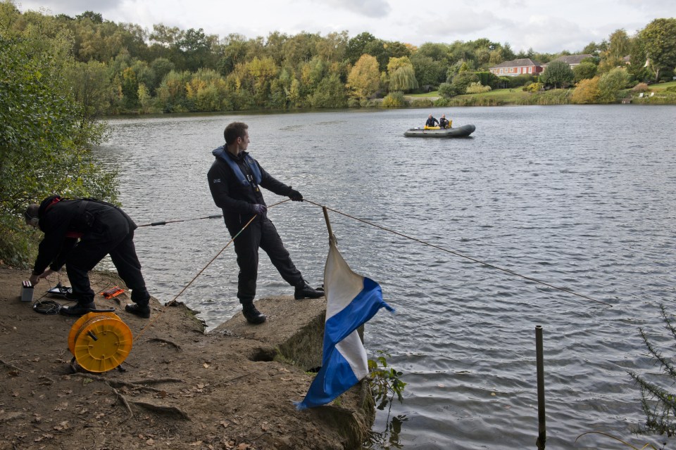  Cops have spent today trawling Littleheath Pond in Oxshott Surrey, near to the home of Robyn Mercer