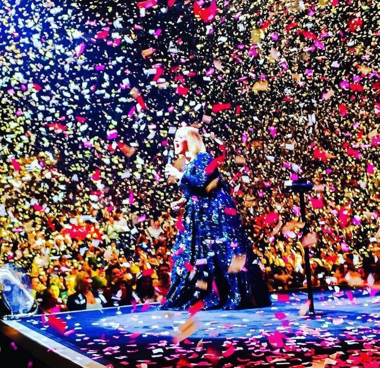  Adele's boyfriend Simon replaced confetti with pink love notes to celebrate their fifth anniversary