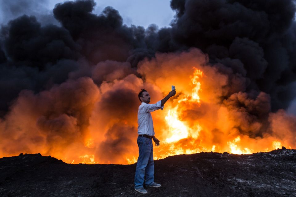  Fire pic... man snaps selfie at burning Qayyarah near Mosul