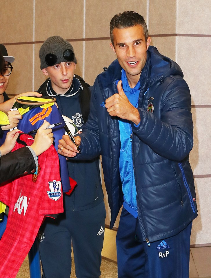  Robin van Persie and his Fenerbahce team-mates finally arrived in Manchester on Wednesday evening