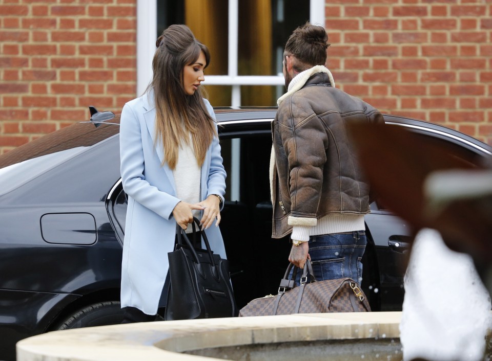 As she arrived he helped her with her bags 