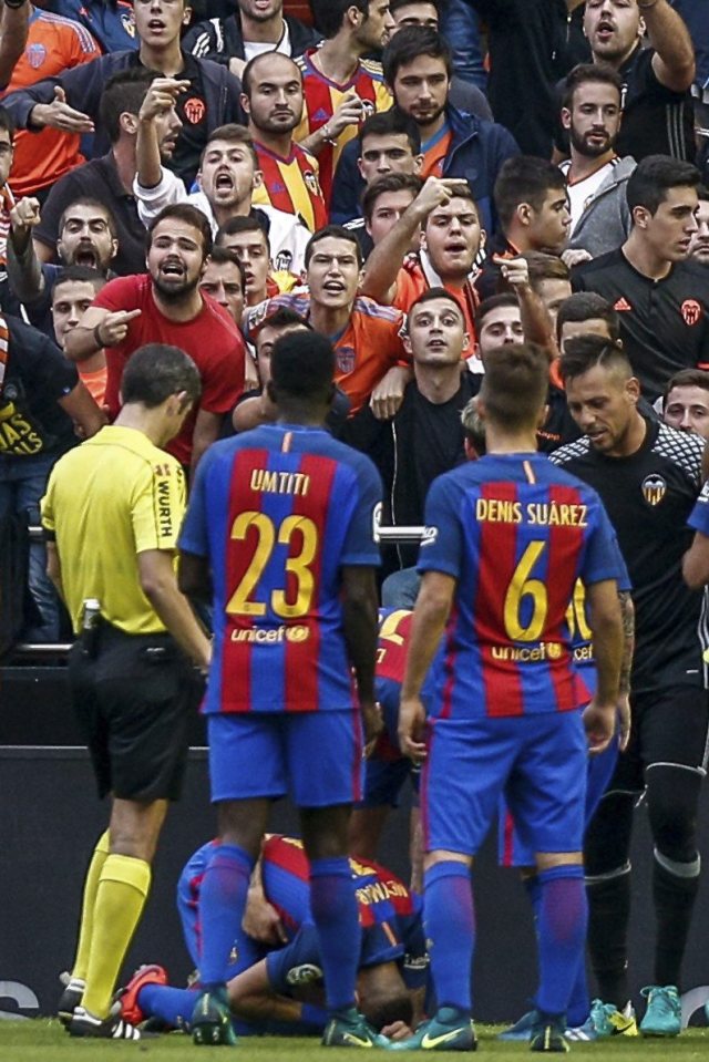  The Valencia fans were furious that they had seen the game lost in the last few seconds