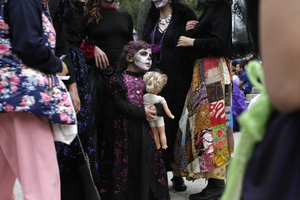  Similar celebrations can be seen in other Latin American countries, such as Dia de los ñatitas (Day of the Skulls) in Bolivia