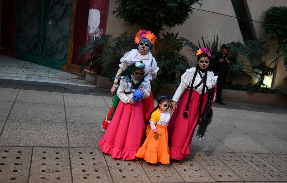  Many cities organise festival and artistic costumes, with prizes for the best Catrina costume