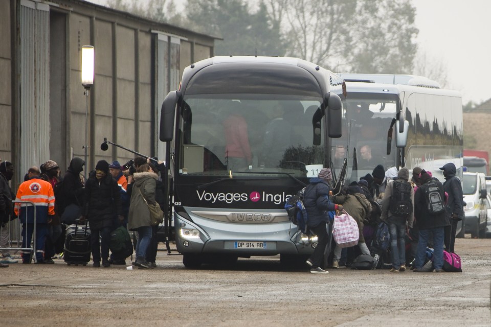  Authorities reportedly failed to order enough buses to transport all the refugees away