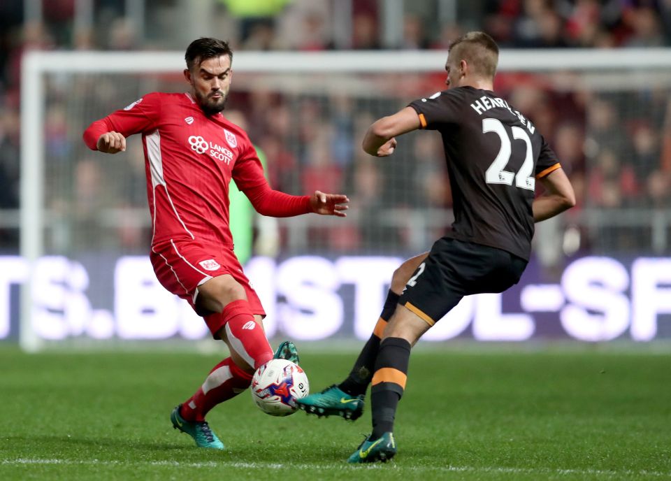  Bristol City's Marlon Pack and Hull City's Markus Henriksen battle for the ball