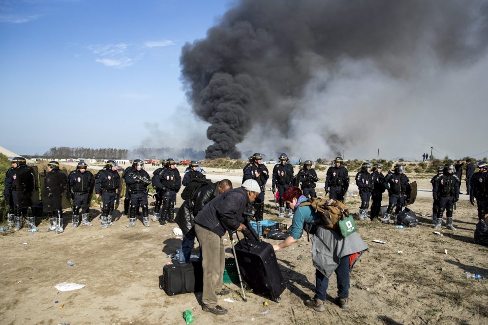  Officers formed a line to prevent migrants from getting into the camp