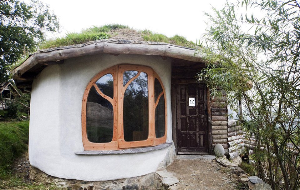  Simon and Jasmine Dale moved to Lammas community in Pembrokeshire and built an eco home