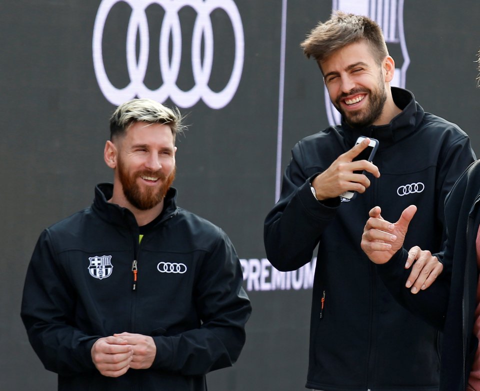  Lionel Messi poses with Gerard Pique