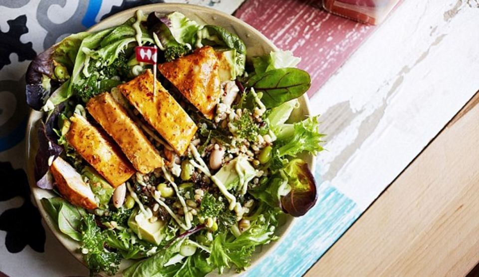  Nando's Supergrain Salad has only 489 calories with a medium chicken