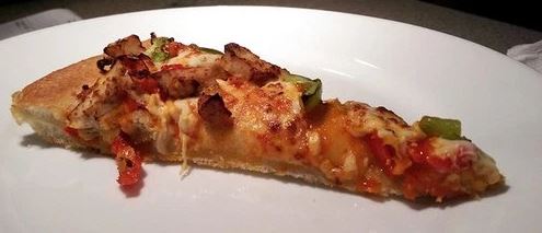  The Pizza Hut chicken or vegetable pizza has between 102-122 calories per slice