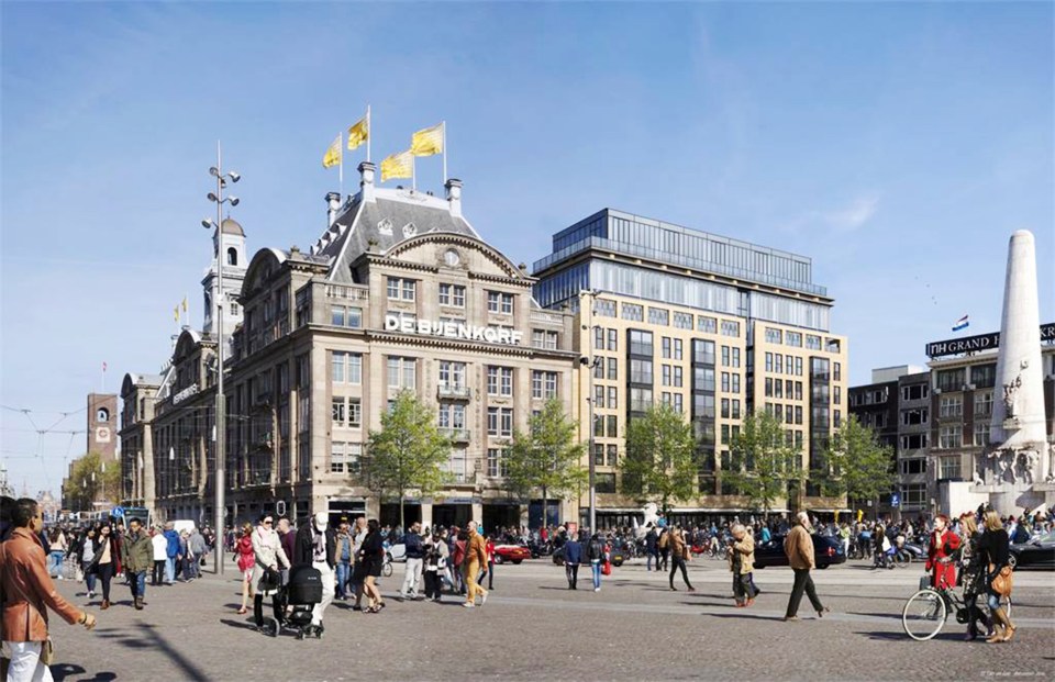  Dam Square attracts millions of holidaymakers every year