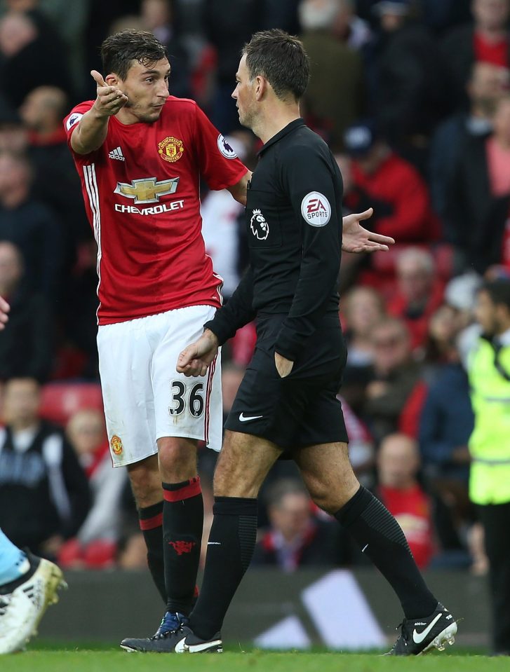  Matteo Darmian argues with Clattenburg after his penalty appeal is waved away