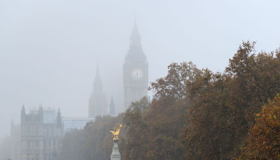  Forecasters warned a blast of cold air from the Arctic will bring freezing fog, frosts and possibly the season's first snowfall this week